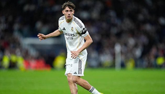 Tiền vệ trung tâm: Thiago Pitarch – 6.1 điểm Trong trận đấu ra mắt La Liga, tài năng 18 tuổi đã chơi đầy cố gắng dưới áp lực lớn tại Bernabeu. Pitarch gây ấn tượng với cường độ hoạt động cao nhưng thực tế anh gặp rất nhiều khó khăn trong việc tranh chấp và không tạo ra được bất kỳ tác động rõ rệt nào lên lối chơi chung của toàn đội.