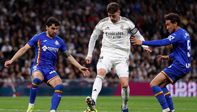 Tiền đạo phải: Federico Valverde – 6.5 điểm Valverde được trao quyền tự do di chuyển nhưng anh lại thi đấu khá mờ nhạt trong phần lớn thời gian trận đấu. Ngôi sao người Uruguay không duy trì được cường độ thi đấu bùng nổ như thường lệ và chỉ thực sự tạo ra một vài pha bóng đáng chú ý khi trận đấu đã trôi về những phút cuối.