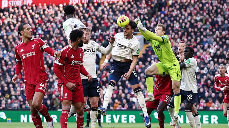 Liverpool trừng phạt West Ham bởi vũ khí phạt góc.
