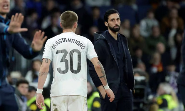 Arbeloa ngán ngẩm với cậu học trò trẻ tuổi.