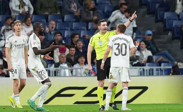 Ảnh bài viết Mastantuono tự hủy tương lai tại Real bằng thẻ đỏ