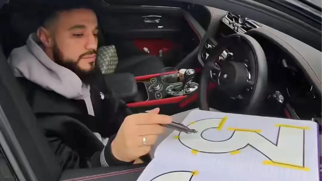 Mazraoui được khen ngợi với màn xử lý thông minh trước cá nhân trục lợi chữ ký cầu thủ.