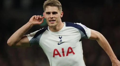 Ảnh bài viết Lý do Barcelona muốn đưa Micky van de Ven về Camp Nou