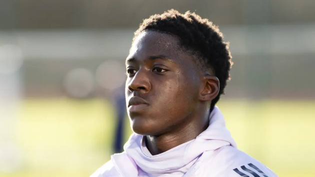 Ảnh bài viết Vướng mắc tiền lương, MU chưa thể gia hạn với Mainoo