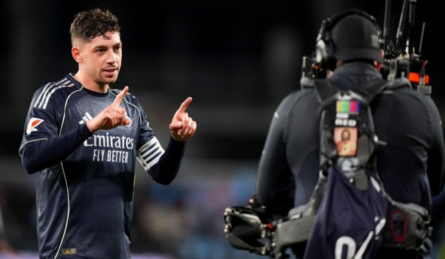 Ảnh bài viết Valverde ghi bàn phút 90+5', Real Madrid áp sát Barca ở La Liga