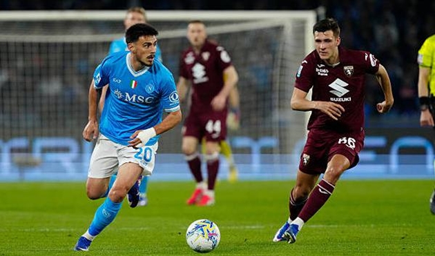 Ảnh bài viết Thắng Torino, Napoli phả hơi nóng vào AC Milan