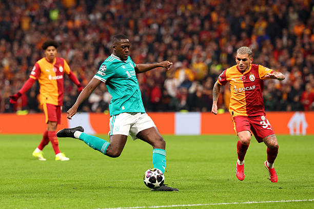 Ibrahima Konate - 6.3 điểm: Được nghỉ ngơi trong trận gặp Wolves tại FA Cup nhưng lại nhập cuộc khá chậm chạp và vài lần bị Noa Lang vượt mặt bên hành lang trái của Galatasaray. Anh suýt chút nữa biếu không cho Victor Osimhen một bàn thắng, nhưng may mắn là trọng tài đã phất cờ việt vị. Konate có một lần đưa bóng vào lưới đối phương nhưng bị VAR từ chối.