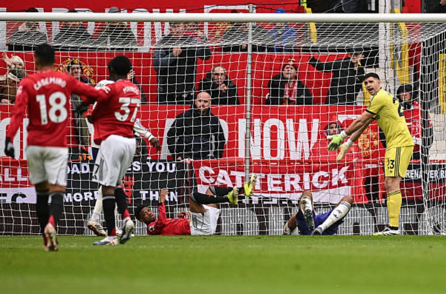 Ảnh bài viết Lý do trọng tài từ chối thổi phạt đền cho MU trước Aston Villa