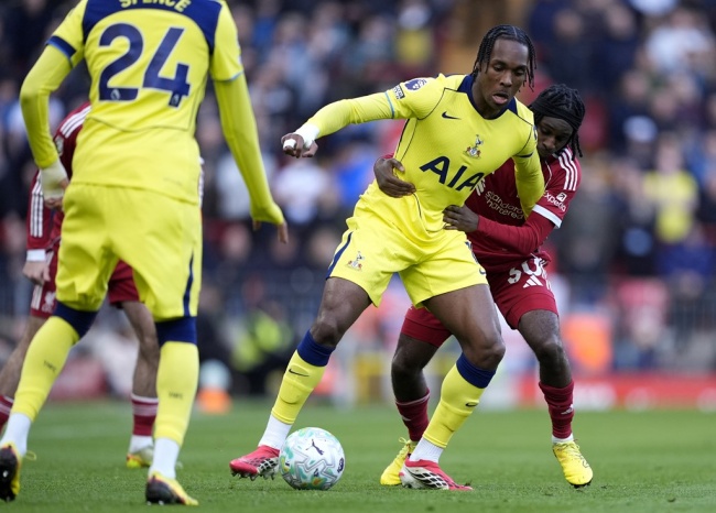 Hai đội chơi giằng co.