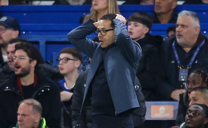 Ảnh bài viết Fan Chelsea trút giận lên Rosenior sau khi bị PSG loại khỏi C1