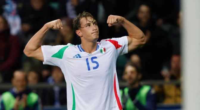 Francesco Pio Esposito là ngòi nổ lợi hại của Ý.