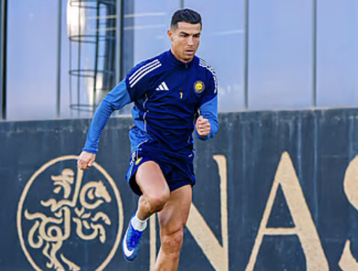 Ronaldo thu hút sự chú ý trong thông báo tái xuất sân tập.