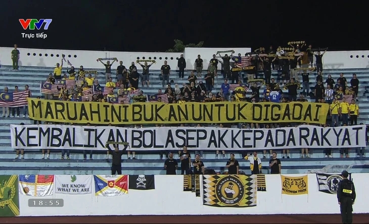 Ảnh bài viết CĐV Malaysia giăng băng rôn chỉ trích FAM tại Thiên Trường