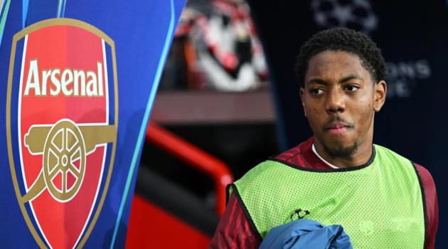 Lewis-Skelly lọt tầm ngắm MU.