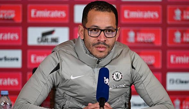 Ảnh bài viết Rosenior đáp trả người đại diện Enzo Fernandez về án phạt tại Chelsea