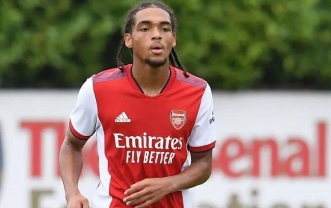 Josh Robinson trong màu áo Arsenal.