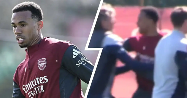 Ảnh bài viết Magalhaes gây chú ý khi vật lộn với Heinze tại Arsenal