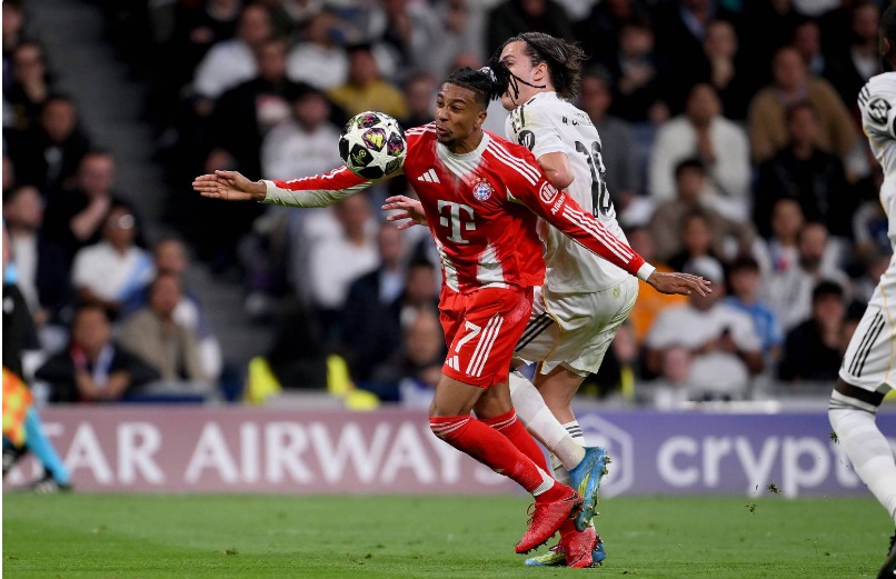 Olise không ít lần làm khổ Carreras.