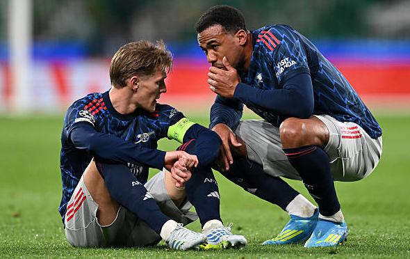 Martin Odegaard phải rời sân giữa chừng vì chấn thương ở cuộc chạm trán Sporting CP.