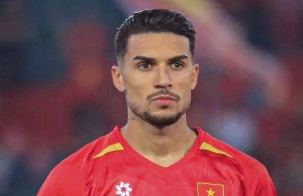 Ảnh bài viết Sao nhập tịch Đỗ Hoàng Hên xăm quốc kỳ Việt Nam lên cánh tay