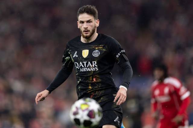 Ảnh bài viết Chuyên gia khó hiểu khi MU "nhường" Kvaratskhelia cho PSG