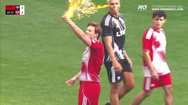 Ảnh bài viết Trọng tài sững sờ nhìn Max Fosh đốt cháy thẻ vàng