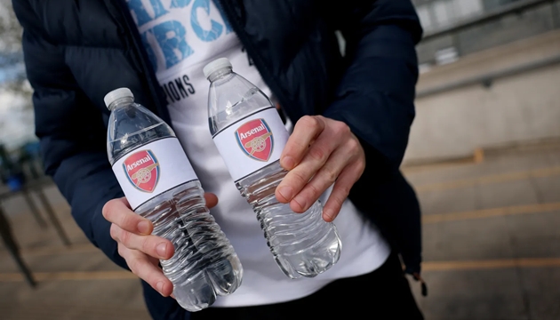 Ảnh bài viết CĐV Man City dùng chai nước chế nhạo thói hụt hơi của Arsenal