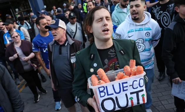 Ảnh bài viết CĐV Chelsea dùng cà rốt phản đối ban lãnh đạo