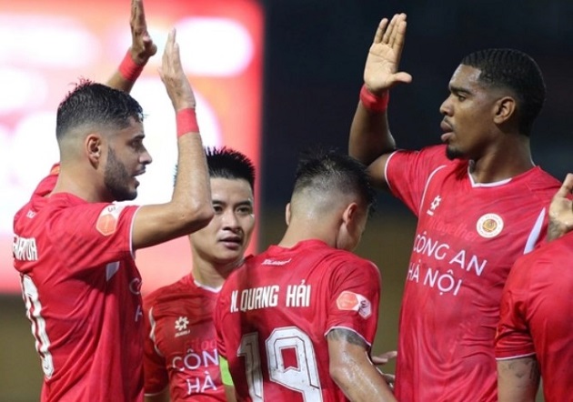 Ảnh bài viết V.League "xé làm đôi" giữa ngai vàng và vòng xoáy trụ hạng