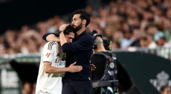 HLV Arbeloa khó có thể giữ ghế.