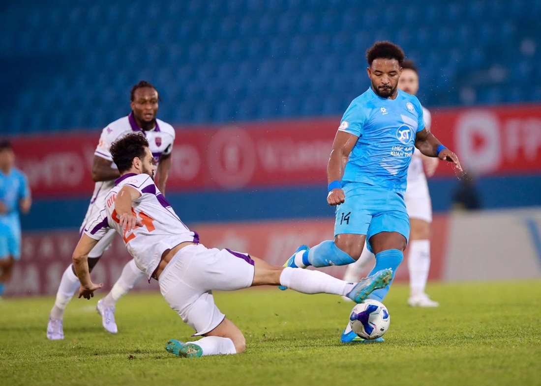 Ảnh bài viết VAR tước bàn của Xuân Son, Nam Định hòa Becamex TPHCM