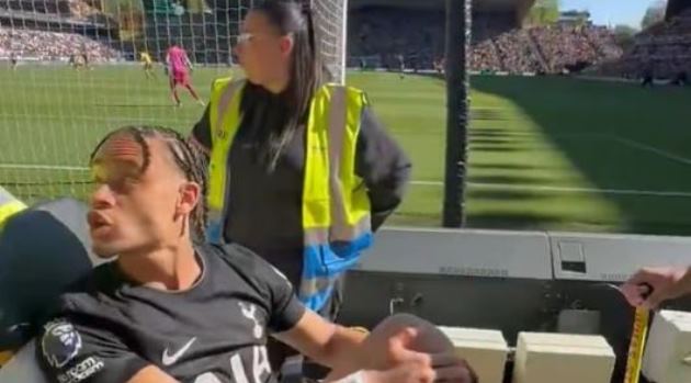 Ảnh bài viết Xavi Simons văng tục với fan Wolves khi rời sân bằng cáng