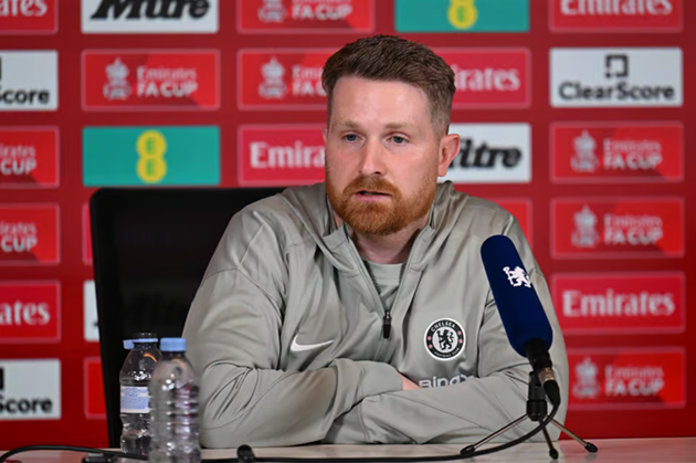 McFarlane đối mặt áp lực khi dẫn dắt Chelsea trong giai đoạn khó khăn.