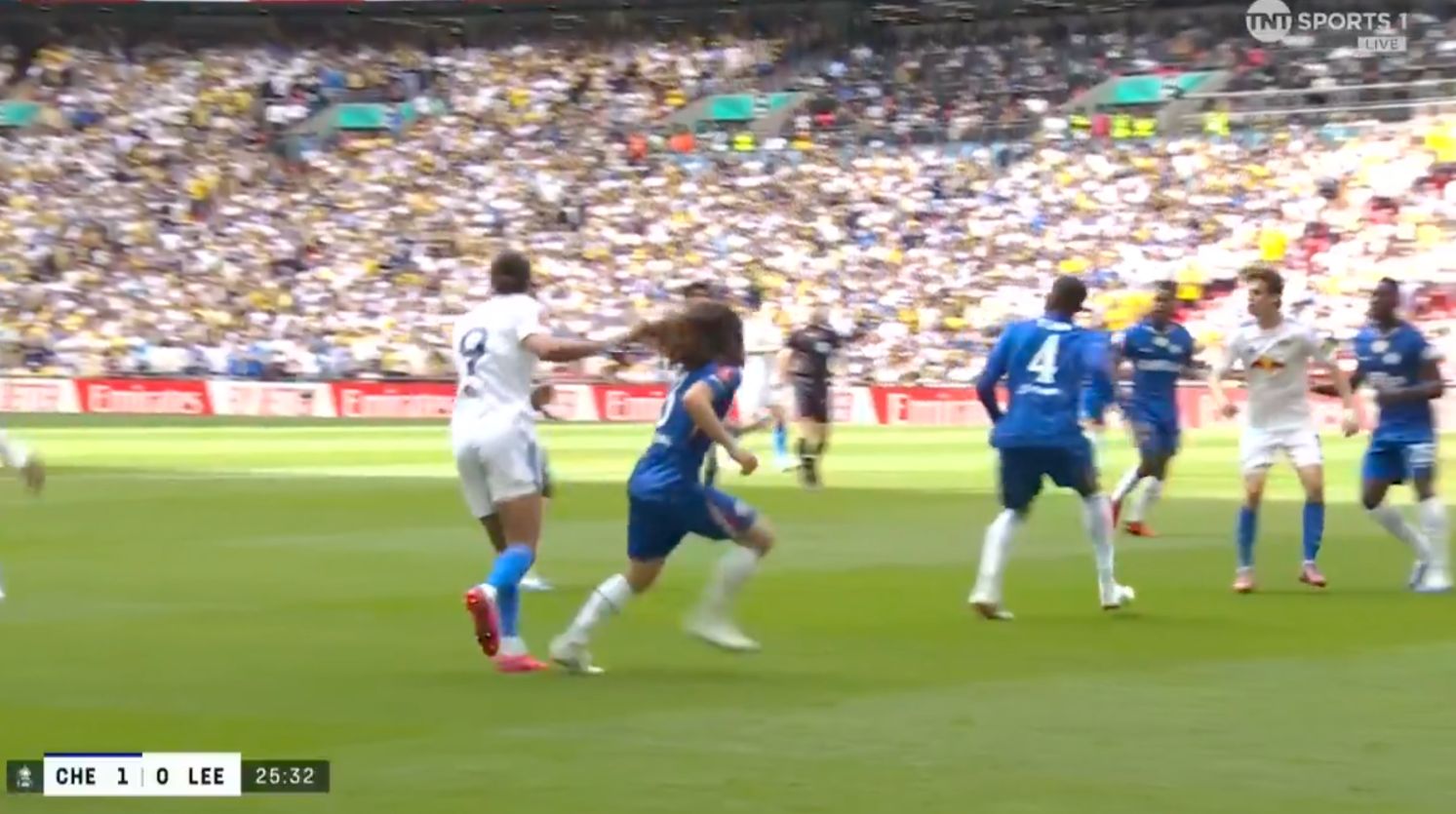 Ảnh bài viết Fan MU bức xúc vì Calvert-Lewin thoát thẻ đỏ vụ kéo tóc Cucurella