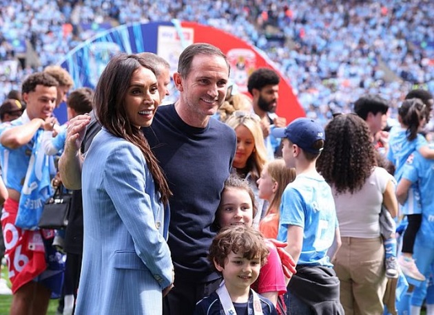 Ảnh bài viết Vợ đẹp chung vui khi Lampard giúp Coventry vô địch