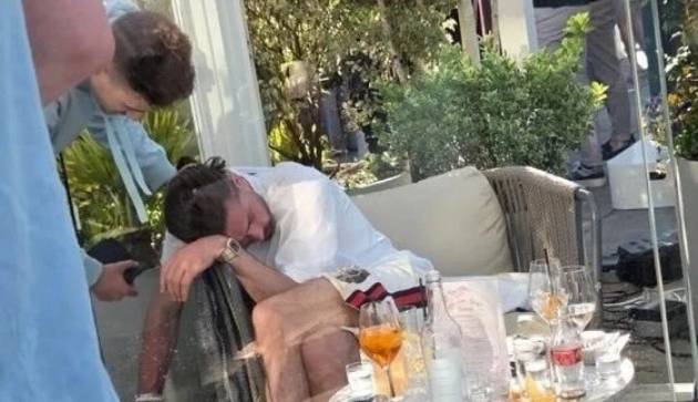 Ảnh bài viết Grealish say xỉn, ngủ gục giữa đống vỏ chai ở quán bar