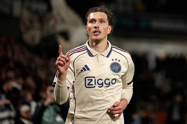 Ảnh bài viết Được Arsenal săn đón, Romano hé lộ tương lai của Mika Godts