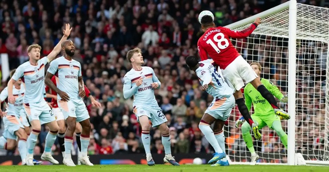 Ảnh bài viết Ghi 8 bàn bằng đầu, Casemiro đi vào lịch sử Ngoại hạng Anh