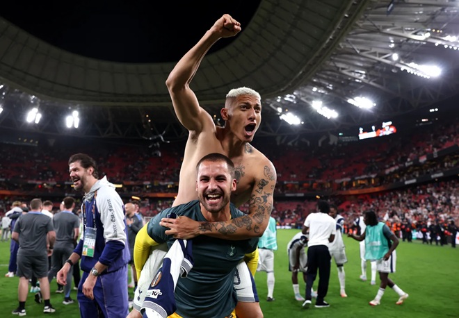 Ảnh bài viết Cựu sao Tottenham giải nghệ tuổi 26 để làm đạo diễn