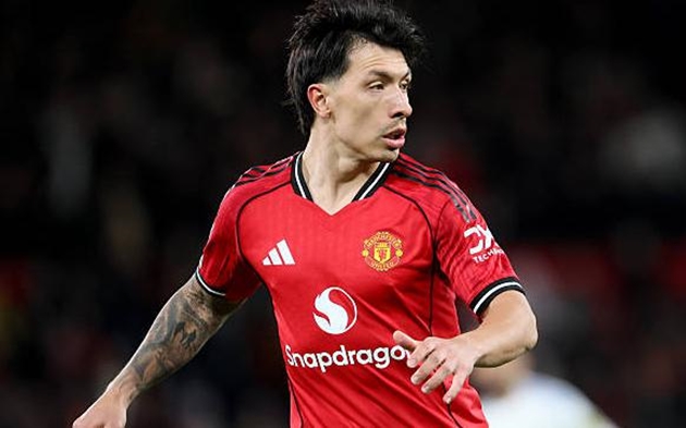 Manchester United từ chối bán Lisandro Martinez cho Barcelona.