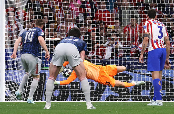 Jan Oblak (6.7): Thủ thành người Slovenia đã phán đoán đúng hướng trong tình huống đối mặt với Gyokeres trên chấm phạt đền nhưng không thể ngăn cản cú sút quá uy lực. Trong suốt trận đấu, anh chơi tập trung và có pha cứu thua quan trọng ở những phút cuối để bảo toàn tỉ số hòa cho đội nhà.

Matteo Ruggeri (6.8): Một màn trình diễn ổn định ở hành lang cánh trái. Ruggeri đã hoàn thành tốt nhiệm vụ phong tỏa Madueke và sau đó là Saka. Dù khả năng hỗ trợ tấn công còn hạn chế, nhưng sự chắc chắn trong phòng ngự của anh là điểm tựa đáng tin cậy cho hàng thủ.

David Hancko (6.2): Cầu thủ gây thất vọng nhất bên phía Atletico. Dù có những pha kéo bóng tấn công khá ấn tượng, nhưng sai lầm tai hại dẫn đến quả phạt đền trong hiệp một đã che mờ tất cả. Hancko may mắn không phải nhận thêm một quả phạt đền khác sau khi VAR can thiệp vào cuối trận.

Marc Pubill (6.7): Pubill cho thấy sự thích nghi tuyệt vời khi chơi tốt trong cả sơ đồ hai trung vệ lẫn khi được đẩy sang đá lệch phải trong hàng thủ ba người. Anh có nhiều tình huống can thiệp chính xác, ngăn chặn hiệu quả các đợt lên bóng nhanh của Arsenal.

Marcos Llorente (6.7): Hiệp một đầy khó khăn khi phải lùi sâu phòng ngự, nhưng Llorente đã bùng nổ trong hiệp hai khi được đẩy cao đá wing-back. Chính nỗ lực dứt điểm của anh đã khiến hậu vệ đối phương mắc lỗi dẫn đến quả phạt đền giúp Atletico gỡ hòa.

Ademola Lookman (6.8): Là mũi khoan lợi hại bên hành lang cánh, Lookman liên tục khiến Ben White phải vất vả chống đỡ. Tuy nhiên, sự hiệu quả trong khâu dứt điểm cuối cùng là điều anh còn thiếu khi bỏ lỡ tới ba cơ hội ngon ăn có thể định đoạt trận đấu.

Johnny Cardoso (6.7): Một máy quét thực thụ ở khu trung tuyến với khả năng pressing bền bỉ. Cardoso có pha chặn bóng xuất sắc từ chối bàn thắng của Odegaard trong hiệp một. Anh được thay ra trong hiệp hai để nhường chỗ cho các điều chỉnh tấn công của Simeone.

Koke (6.6): Đội trưởng của Atletico có phần lép vế trước hàng tiền vệ cơ động của Arsenal trong hiệp thi đấu đầu tiên. Dù vậy, kinh nghiệm của anh đã giúp đội bóng lấy lại thế trận và điều tiết nhịp độ tốt hơn trong quãng thời gian ép sân ở hiệp hai.

Giuliano Simeone (6.0): Thi đấu đầy nhiệt huyết và xông xáo nhưng thiếu đi sự sắc sảo cần thiết để xuyên phá hàng thủ đối phương. Simeone gặp nhiều khó khăn trước Hincapie và phải rời sân ngay sau giờ nghỉ do không đạt hiệu quả như kỳ vọng.

Julian Alvarez (7.5): Cầu thủ xuất sắc nhất trận. Bất chấp lỗi để mất bóng dẫn đến tình huống chịu phạt đền, Alvarez đã tỏa sáng rực rỡ với bàn gỡ hòa đầy bản lĩnh. Anh luôn là mối đe dọa thường trực với những cú dứt điểm uy lực và khả năng di chuyển rộng tạo khoảng trống.


Antoine Griezmann (7.0): Linh hồn trong các đợt lên bóng của Atletico. Griezmann thể hiện nhãn quan chiến thuật tuyệt vời với những đường chuyền dọn cỗ. Anh kém may mắn khi không có bàn thắng cho riêng mình với cú dứt điểm đưa bóng tìm đến đúng xà ngang.