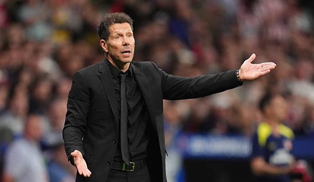 Diego Simeone xảy ra xô xát với Ben White sau trận đấu.