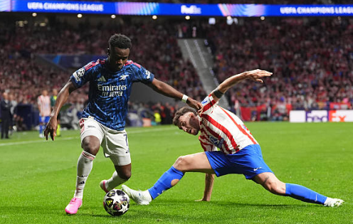 Matteo Ruggeri (6.8): Một màn trình diễn ổn định ở hành lang cánh trái. Ruggeri đã hoàn thành tốt nhiệm vụ phong tỏa Madueke và sau đó là Saka. Dù khả năng hỗ trợ tấn công còn hạn chế, nhưng sự chắc chắn trong phòng ngự của anh là điểm tựa đáng tin cậy cho hàng thủ.

David Hancko (6.2): Cầu thủ gây thất vọng nhất bên phía Atletico. Dù có những pha kéo bóng tấn công khá ấn tượng, nhưng sai lầm tai hại dẫn đến quả phạt đền trong hiệp một đã che mờ tất cả. Hancko may mắn không phải nhận thêm một quả phạt đền khác sau khi VAR can thiệp vào cuối trận.

Marc Pubill (6.7): Pubill cho thấy sự thích nghi tuyệt vời khi chơi tốt trong cả sơ đồ hai trung vệ lẫn khi được đẩy sang đá lệch phải trong hàng thủ ba người. Anh có nhiều tình huống can thiệp chính xác, ngăn chặn hiệu quả các đợt lên bóng nhanh của Arsenal.

Marcos Llorente (6.7): Hiệp một đầy khó khăn khi phải lùi sâu phòng ngự, nhưng Llorente đã bùng nổ trong hiệp hai khi được đẩy cao đá wing-back. Chính nỗ lực dứt điểm của anh đã khiến hậu vệ đối phương mắc lỗi dẫn đến quả phạt đền giúp Atletico gỡ hòa.

Ademola Lookman (6.8): Là mũi khoan lợi hại bên hành lang cánh, Lookman liên tục khiến Ben White phải vất vả chống đỡ. Tuy nhiên, sự hiệu quả trong khâu dứt điểm cuối cùng là điều anh còn thiếu khi bỏ lỡ tới ba cơ hội ngon ăn có thể định đoạt trận đấu.

Johnny Cardoso (6.7): Một máy quét thực thụ ở khu trung tuyến với khả năng pressing bền bỉ. Cardoso có pha chặn bóng xuất sắc từ chối bàn thắng của Odegaard trong hiệp một. Anh được thay ra trong hiệp hai để nhường chỗ cho các điều chỉnh tấn công của Simeone.

Koke (6.6): Đội trưởng của Atletico có phần lép vế trước hàng tiền vệ cơ động của Arsenal trong hiệp thi đấu đầu tiên. Dù vậy, kinh nghiệm của anh đã giúp đội bóng lấy lại thế trận và điều tiết nhịp độ tốt hơn trong quãng thời gian ép sân ở hiệp hai.

Giuliano Simeone (6.0): Thi đấu đầy nhiệt huyết và xông xáo nhưng thiếu đi sự sắc sảo cần thiết để xuyên phá hàng thủ đối phương. Simeone gặp nhiều khó khăn trước Hincapie và phải rời sân ngay sau giờ nghỉ do không đạt hiệu quả như kỳ vọng.

Julian Alvarez (7.5): Cầu thủ xuất sắc nhất trận. Bất chấp lỗi để mất bóng dẫn đến tình huống chịu phạt đền, Alvarez đã tỏa sáng rực rỡ với bàn gỡ hòa đầy bản lĩnh. Anh luôn là mối đe dọa thường trực với những cú dứt điểm uy lực và khả năng di chuyển rộng tạo khoảng trống.


Antoine Griezmann (7.0): Linh hồn trong các đợt lên bóng của Atletico. Griezmann thể hiện nhãn quan chiến thuật tuyệt vời với những đường chuyền dọn cỗ. Anh kém may mắn khi không có bàn thắng cho riêng mình với cú dứt điểm đưa bóng tìm đến đúng xà ngang.