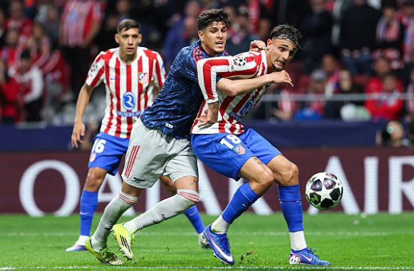 Marc Pubill (6.7): Pubill cho thấy sự thích nghi tuyệt vời khi chơi tốt trong cả sơ đồ hai trung vệ lẫn khi được đẩy sang đá lệch phải trong hàng thủ ba người. Anh có nhiều tình huống can thiệp chính xác, ngăn chặn hiệu quả các đợt lên bóng nhanh của Arsenal.

Marcos Llorente (6.7): Hiệp một đầy khó khăn khi phải lùi sâu phòng ngự, nhưng Llorente đã bùng nổ trong hiệp hai khi được đẩy cao đá wing-back. Chính nỗ lực dứt điểm của anh đã khiến hậu vệ đối phương mắc lỗi dẫn đến quả phạt đền giúp Atletico gỡ hòa.

Ademola Lookman (6.8): Là mũi khoan lợi hại bên hành lang cánh, Lookman liên tục khiến Ben White phải vất vả chống đỡ. Tuy nhiên, sự hiệu quả trong khâu dứt điểm cuối cùng là điều anh còn thiếu khi bỏ lỡ tới ba cơ hội ngon ăn có thể định đoạt trận đấu.

Johnny Cardoso (6.7): Một máy quét thực thụ ở khu trung tuyến với khả năng pressing bền bỉ. Cardoso có pha chặn bóng xuất sắc từ chối bàn thắng của Odegaard trong hiệp một. Anh được thay ra trong hiệp hai để nhường chỗ cho các điều chỉnh tấn công của Simeone.

Koke (6.6): Đội trưởng của Atletico có phần lép vế trước hàng tiền vệ cơ động của Arsenal trong hiệp thi đấu đầu tiên. Dù vậy, kinh nghiệm của anh đã giúp đội bóng lấy lại thế trận và điều tiết nhịp độ tốt hơn trong quãng thời gian ép sân ở hiệp hai.

Giuliano Simeone (6.0): Thi đấu đầy nhiệt huyết và xông xáo nhưng thiếu đi sự sắc sảo cần thiết để xuyên phá hàng thủ đối phương. Simeone gặp nhiều khó khăn trước Hincapie và phải rời sân ngay sau giờ nghỉ do không đạt hiệu quả như kỳ vọng.

Julian Alvarez (7.5): Cầu thủ xuất sắc nhất trận. Bất chấp lỗi để mất bóng dẫn đến tình huống chịu phạt đền, Alvarez đã tỏa sáng rực rỡ với bàn gỡ hòa đầy bản lĩnh. Anh luôn là mối đe dọa thường trực với những cú dứt điểm uy lực và khả năng di chuyển rộng tạo khoảng trống.


Antoine Griezmann (7.0): Linh hồn trong các đợt lên bóng của Atletico. Griezmann thể hiện nhãn quan chiến thuật tuyệt vời với những đường chuyền dọn cỗ. Anh kém may mắn khi không có bàn thắng cho riêng mình với cú dứt điểm đưa bóng tìm đến đúng xà ngang.