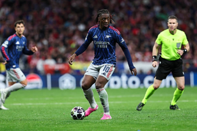 Dự bị: Eberechi Eze (thay Odegaard) - 7.0 điểm Vào sân để thay thế đội trưởng Odegaard, Eze ngay lập tức tạo ra dấu ấn với kỹ thuật cá nhân điêu luyện. Anh là nhân vật chính trong tình huống VAR gây tranh cãi khi bị phạm lỗi trong vòng cấm nhưng trọng tài đã thay đổi quyết định, tước đi cơ hội chiến thắng của Arsenal.