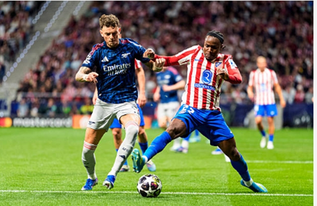 Hậu vệ phải: Ben White - 6.0 điểm Một đêm thi đấu kém may mắn đối với hậu vệ người Anh. Anh bị thổi phạt đền sau tình huống để bóng chạm tay đầy đáng tiếc, trực tiếp dẫn đến bàn thua của đội nhà. White cũng gặp nhiều khó khăn trước tốc độ của Lookman và không thể dâng cao hỗ trợ tấn công hiệu quả như kỳ vọng.