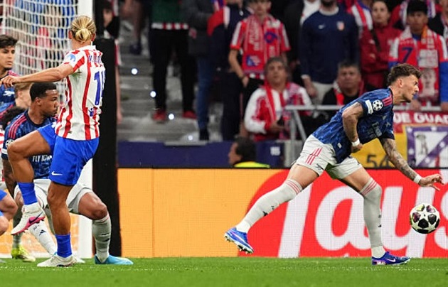 Bàn thua của Arsenal xuất phát từ lỗi của Ben White.