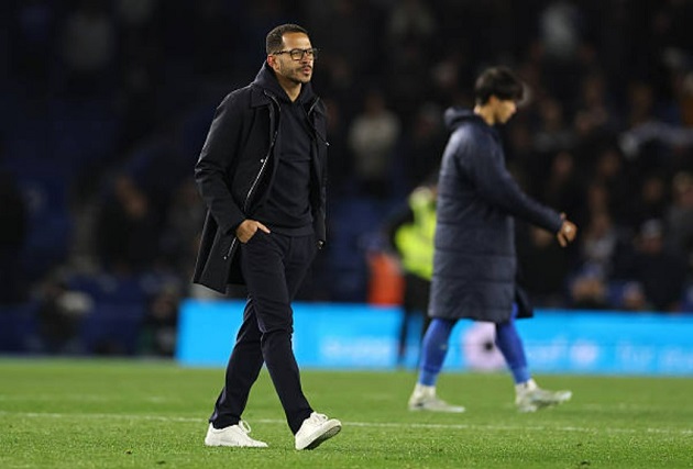 Chelsea sa thải Rosenior sau loạt kết quả bết bát.