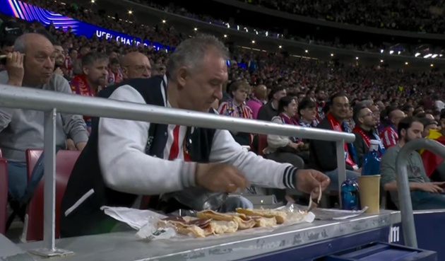 CĐV Atletico Madrid gây bão vì khoảnh khắc làm bánh mì