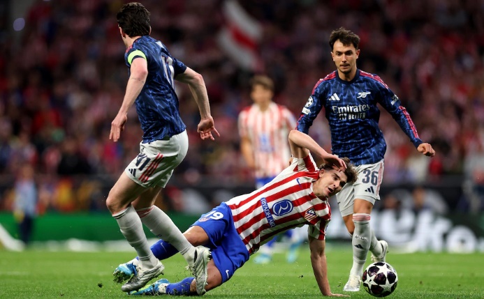 Cỗ máy quét người Anh khiến Alvarez gặp vô vàn khó khăn.